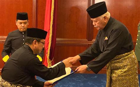 Pesuruhjaya sumpah, kuala lumpur, malaysia. Sulaiman Md Ali angkat sumpah Ketua Menteri Melaka ke-12 ...