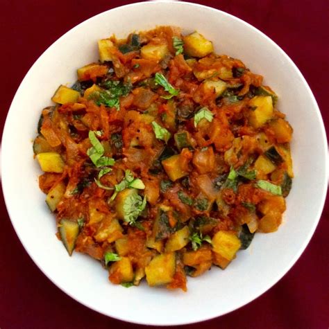 For a little sweetness, throw in a handful of raisins with the carrots. Zucchini Tomato Curry - Meatless Monday