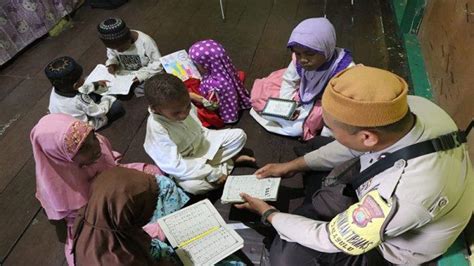 Pakai Gaji Sendiri Aipda Choiruddin Mengajar Ngaji Anak Anak Muslim Di