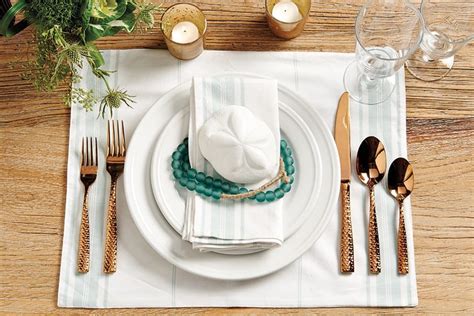 Create this natural table setting. Place setting inspiration - How To Decorate