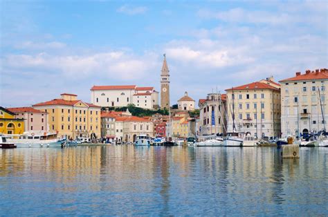 Portorose (in sloveno portorož) è una frazione di 2 956 abitanti del comune sloveno di pirano. Portoroz