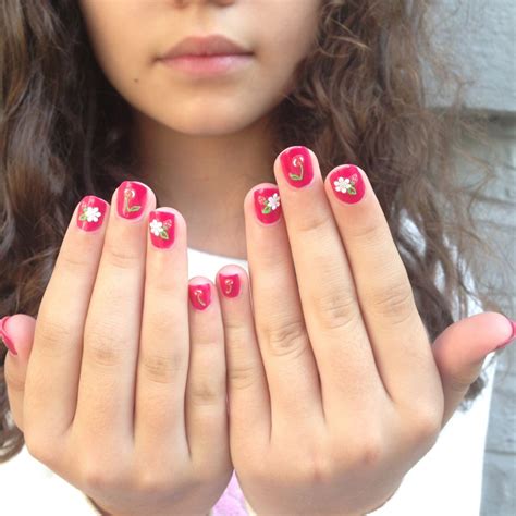 Vamos a conocer los movimientos de diseños de uñas para pies 2020. I Luv Little Bu: Nail polish for little girls - The Glam Mummy