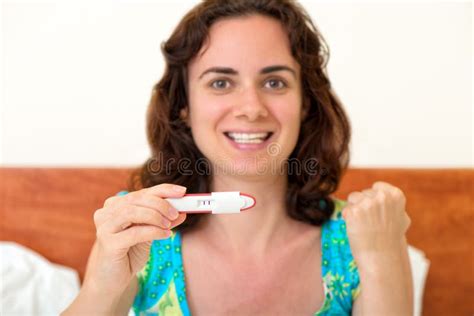 Mulher Com Teste De Gravidez Positivo Imagem De Stock Imagem De Felicidade Leitura