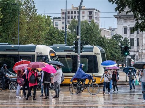 Una forte bomba d'acqua si è abbattuta nelle prime ore del mattino sul capoluogo lombardo. Maltempo a Milano, violento temporale dall'alba: scatta l ...