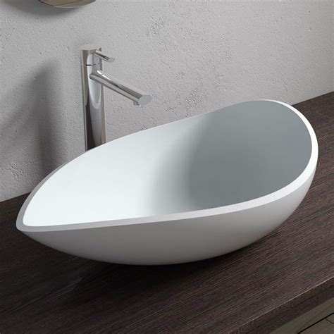 Vasque à poser minéral.cette vasque s'accordera parfaitement dans une salle de bain design ou nature grâce à sa forme ronde et douce, impression renforcée par la pureté de son matériau blanc mat. Vasque en solid surface blanc mat SDV20