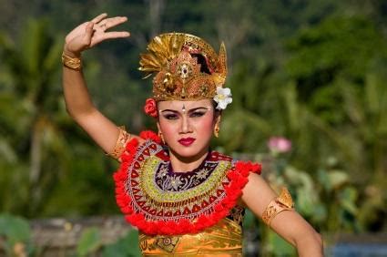 It encompasses a major juncture of earth's tectonic plates, spans two faunal realms, and. Indonesian Folk Dances | LoveToKnow