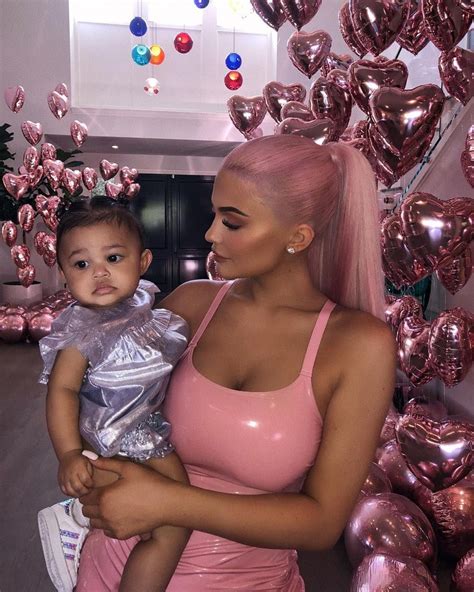 6 Gaya Kylie Jenner Momong Stormi Super Stylish Dan Keibuan Foto 1