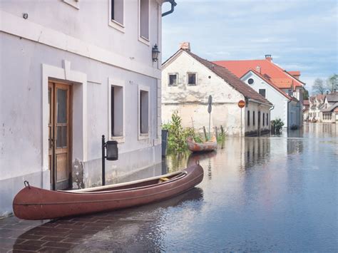 Es gibt viele schäden, insbesondere naturschäden wie blitzeinschläge, stürme, erdrutsche oder überschwemmungen, die einen erheblichen schaden am haus verursachen können. Versicherungen - Haus und Immobilie richtig versichern