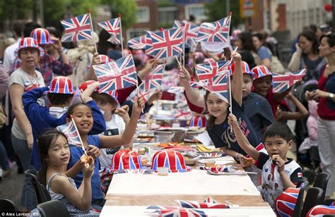 Katching My I Britain Goes Diamond Jubilee Crazy As Four Day Party To