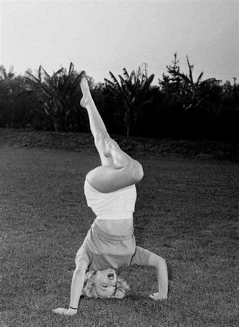 Marilyn Monroes Handstand Yoga Marylin Monroe Fotos Marilyn Monroe Yoga Photos Photos Du