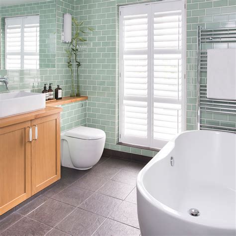 The minimum space required for an en suite consisting of a shower enclosure, basin and toilet is approximately 0.8m x 1.8m. En-suite bathroom ideas - En-suite bathrooms for small ...