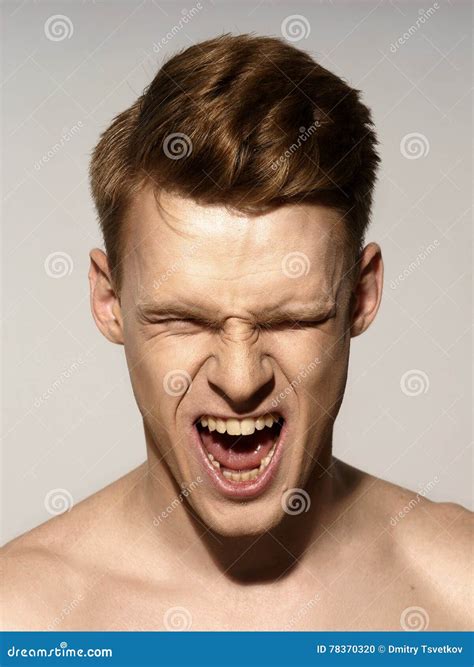 Retrato Da Cara Do Homem Da Gritaria Foto De Stock Imagem De Facial