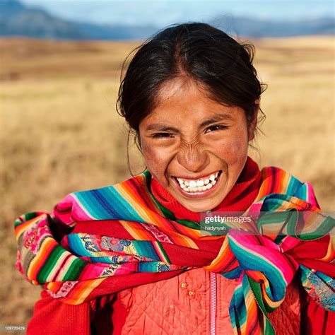 Peruvian Fille Portant Des Vêtements De La Vallée Sacrée Photo Getty