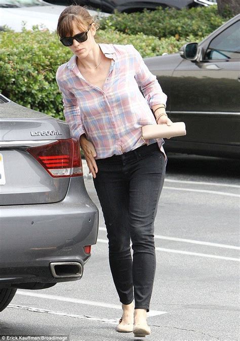 Jennifer Garner Gives Daughter Seraphina A Playful Lift While Shopping