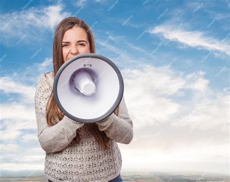 Fille Avec Un Mégaphone Photo Gratuite