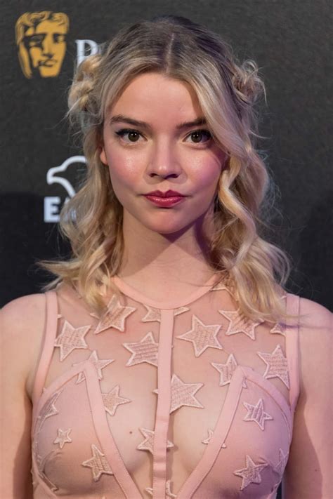 She made her debut in the fantasy series atlantis (2015). Anya Taylor-Joy's Playful Curls, 2017 | Anya Taylor-Joy's Best Red Carpet Hair and Makeup Looks ...