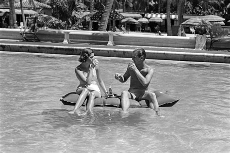 Vintage Pool Party Todos Al Agua El Periodico De Tu Día