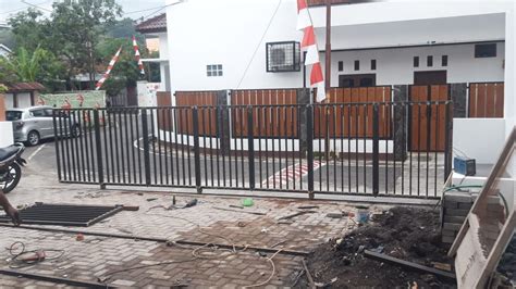 Rumah mediterania seperti ini memang terkesan mewah. Pagar Lipat Garasi Semarang - bengkellasbarokah.com