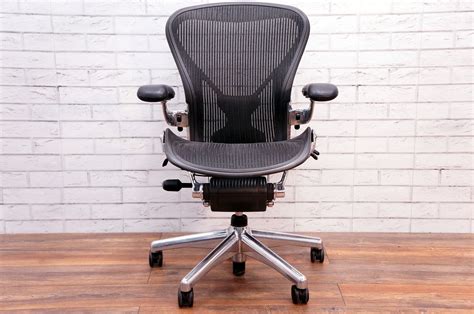 We think the aeron is a better chair with a more comfortable seat and better tilt controls, though. Herman Miller Executive Aeron With Posturefit In Size B - Office Resale