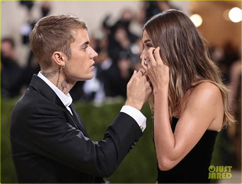 hailey bieber clarifies that viral met gala video that looks like she s crying over selena