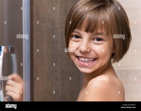 Retrato De Niña Alegre Toma Una Ducha En El Baño El Niño Mirando A La