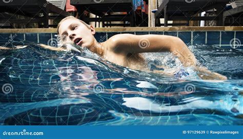 Giovane Ragazzo Caucasico Che Nuota Lo Stagno Immagine Stock Immagine Di Divertimento Vacanza