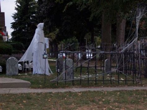 How To Make A Halloween Graveyard Halloween Graveyard Halloween