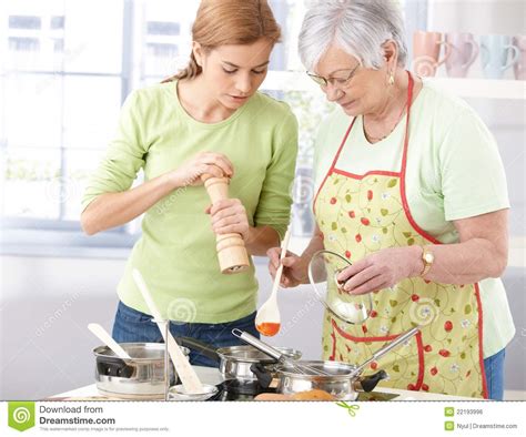 Madre E Hija Que Cocinan Junto Foto De Archivo Imagen De Europeo