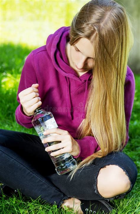 Mujer Joven Borracha Con La Botella De Alcohol Foto De Archivo Imagen