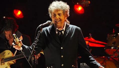 Bob Dylan Apologizes For Auto Signing Limited Edition Books That Sold