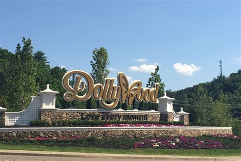 How Dolly Partons Childhood Home Became The Dollywood Empire Curbed
