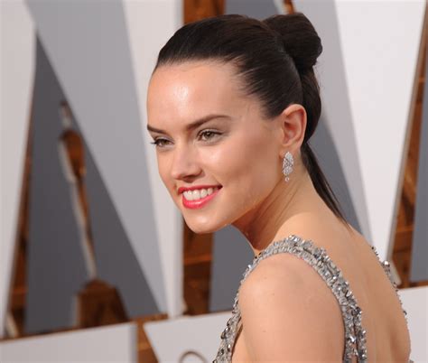 Why You Wont See Daisy Ridley Posting No Makeup Selfies Glamour