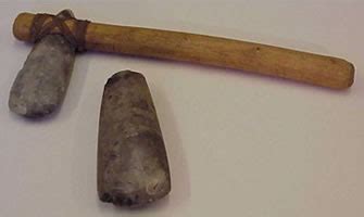 Bagamat ang sinaunang tao ay namuhay na tanging ang saplot lamang nang balat ng hayop ang magsisilbing proteksyon at damit sa kamilang katawan. Stone Age Weapons - HeavenGames Forums