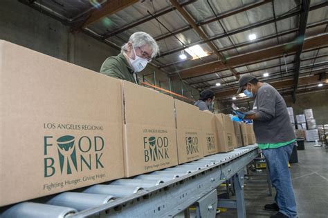 Los Angeles Regional Food Bank Lets Volunteer La