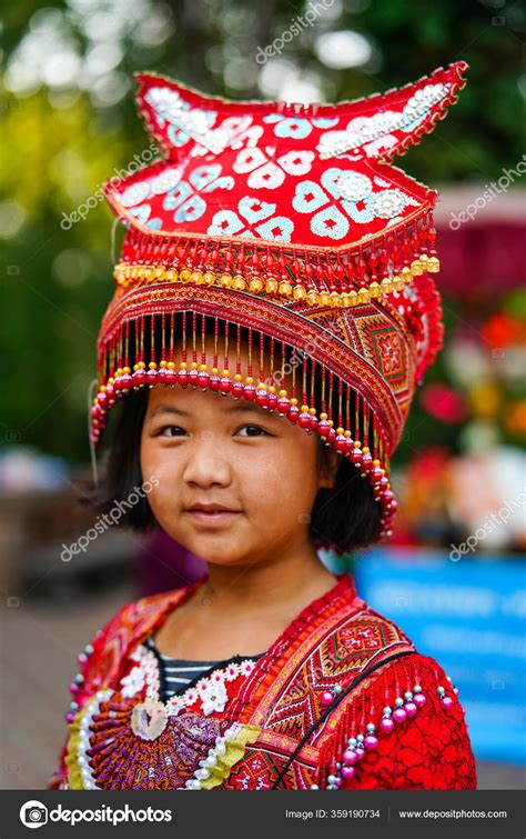 Chiang Mai Thailand März 2019 Lächelndes Mädchen Aus Dem Hmong ...