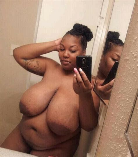 Eliette une guadeloupéenne nue aux seins énormes GrosseFemme net