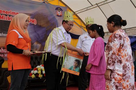 Puan saripah dibantu oleh ajk yang lain telah mengagihkan wang bantuan tersebut kepada murid yang layak sebanyak rm200 setiap orang murid. MAJLIS PENYERAHAN BANTUAN KUMPULAN WANG AMANAH PELAJAR ...