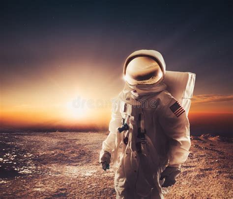 Astronauta Que Camina En Un Planeta Inexplorado Foto De Archivo