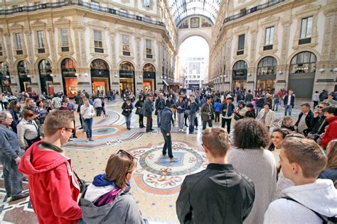 Milano Folla Di Turisti In Centro Tutti In Coda Per Visitare Duomo E Galleria La Repubblica