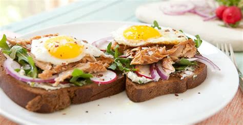 Looking for more easy breakfast recipe ideas? Smoked Salmon Breakfast Sandwich ~ Macheesmo