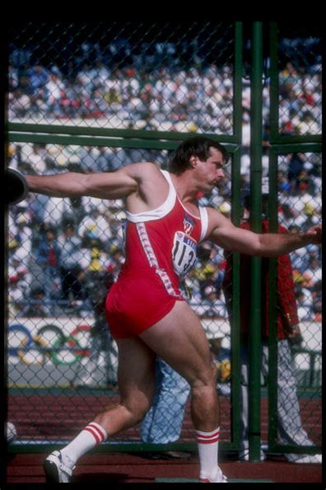 A complete guide to the discus standing throw. How to Throw a Discus Step-By-Step | Discus throw, Discus ...