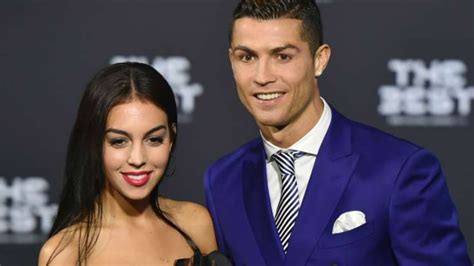 Esposa de Cristiano Ronaldo coloca biquíni PP e arrasa