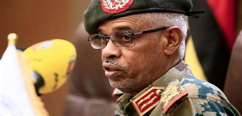 رئيس المجلس العسكري الانتقالي في السودان يتخلى عن منصبه وتعيين عبد الفتاح البرهام بدلاً منه
