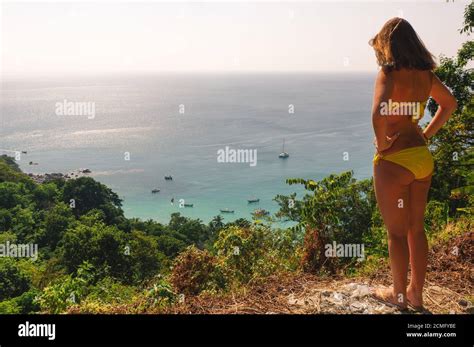 Junge Frau Im Bikini Am Strand Fotos Und Bildmaterial In Hoher