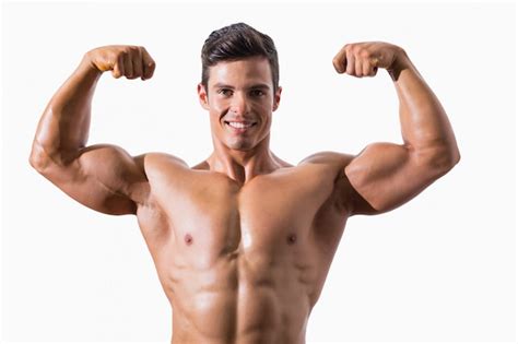 Retrato De Un Joven Musculoso Flexionando Los Músculos Foto Premium