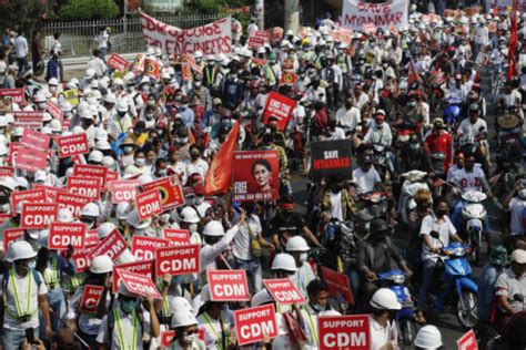 쿠데타 이후 가장 많은 사상자. 군부의 강경 진압 경고에도…미얀마, 쿠데타 규탄 대규모 시위