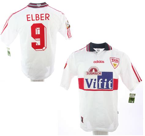 Das vfb kids heimtrikot, unverwechselbar in weiß mit dem einzigartigen, roten brustring, orientiert sich diese saison am vfb trikot der saison 1987/1988 und bringt dessen struktur zurück auf den stoff. Adidas VfB Stuttgart Trikot 9 Giovane Elber 1996/97 ...