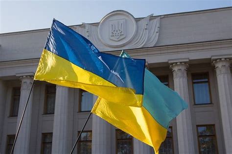 День конституции ежегодно отмечается 28 июня, в тот же день, в который в 1996 году была утверждена конституция украины. Поздравления с Днем Конституции Украины на русском и ...