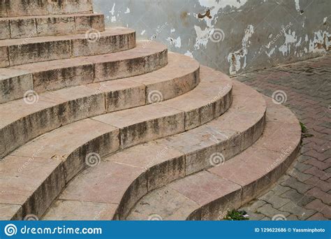 Escaleras Curvadas En La Entrada Constructiva Foto De Archivo Imagen