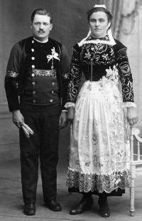 Page non officielle créée par un fan pour tous les fans. 1880-1940 - Les plus beaux couples gabéricois en costumes ...